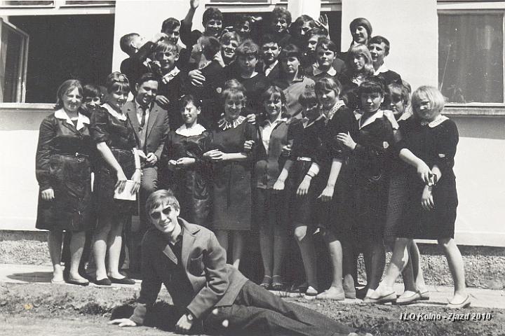 12 Wietecha Janina i Marian z klasa.jpg